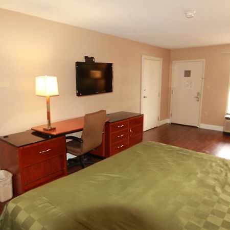 Quality Inn & Suites Near Robins Air Force Base Warner Robins Exterior photo