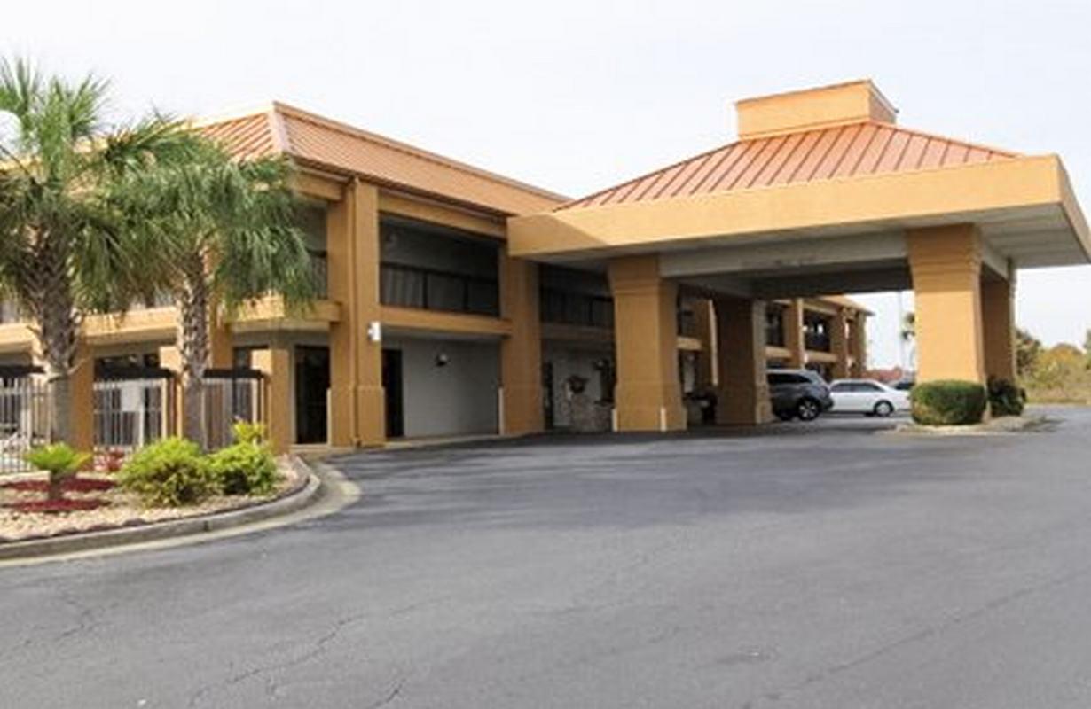 Quality Inn & Suites Near Robins Air Force Base Warner Robins Exterior photo