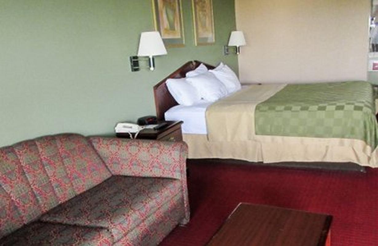 Quality Inn & Suites Near Robins Air Force Base Warner Robins Exterior photo