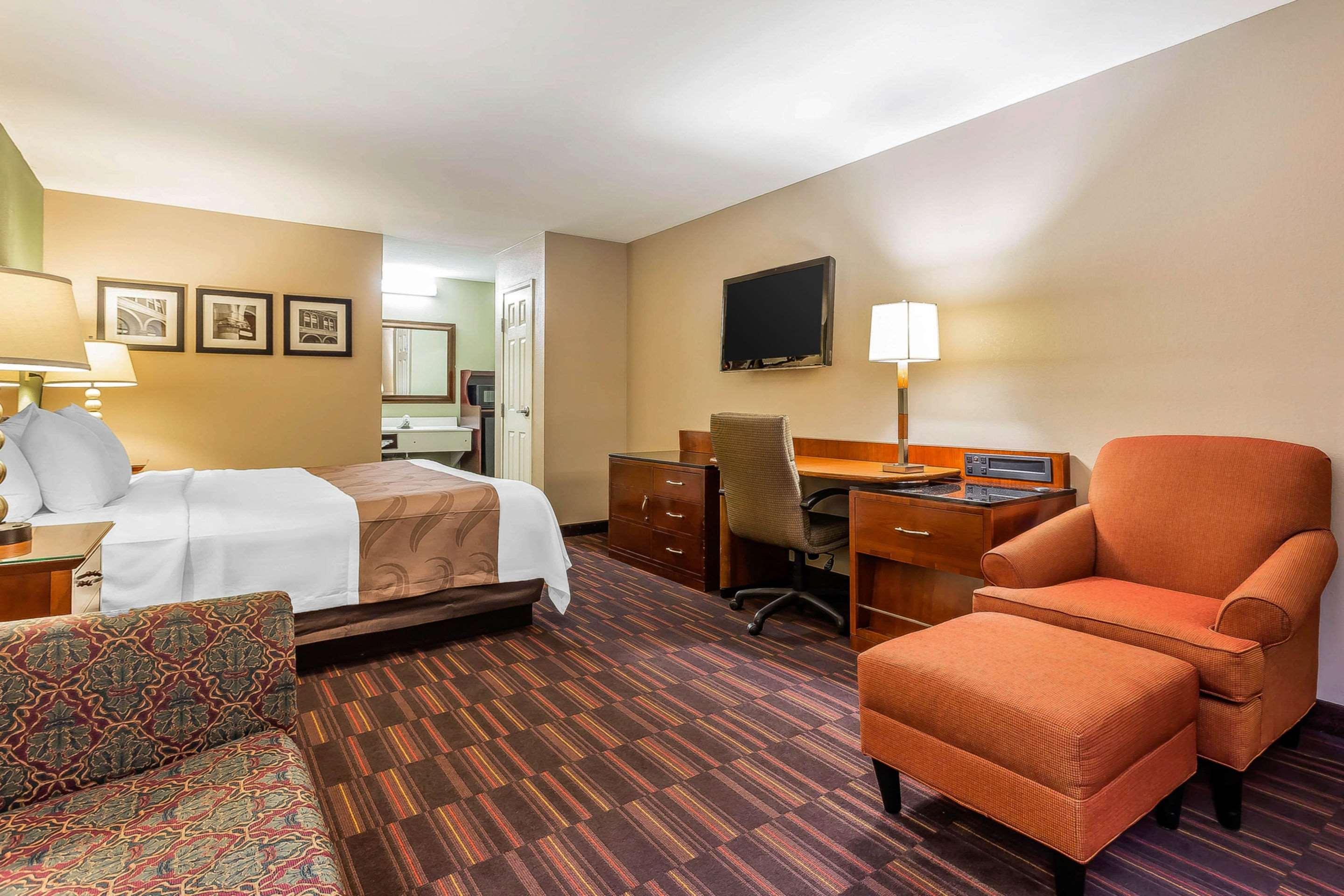 Quality Inn & Suites Near Robins Air Force Base Warner Robins Exterior photo