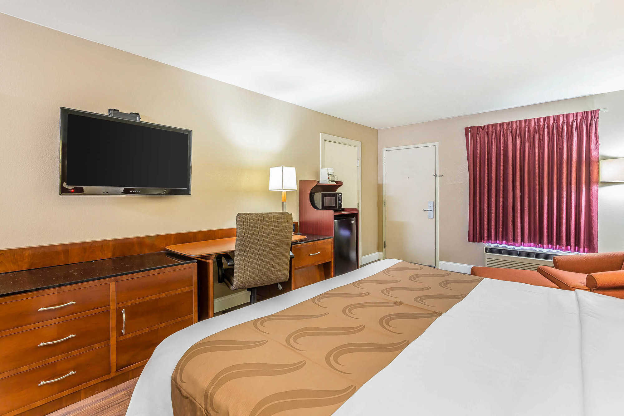 Quality Inn & Suites Near Robins Air Force Base Warner Robins Room photo