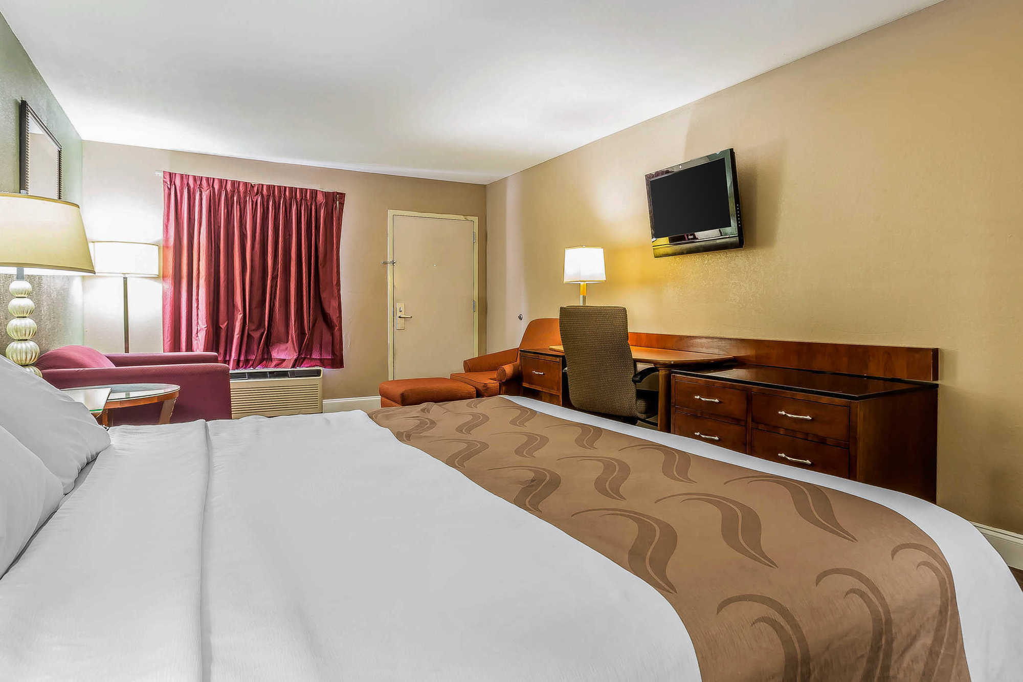 Quality Inn & Suites Near Robins Air Force Base Warner Robins Room photo
