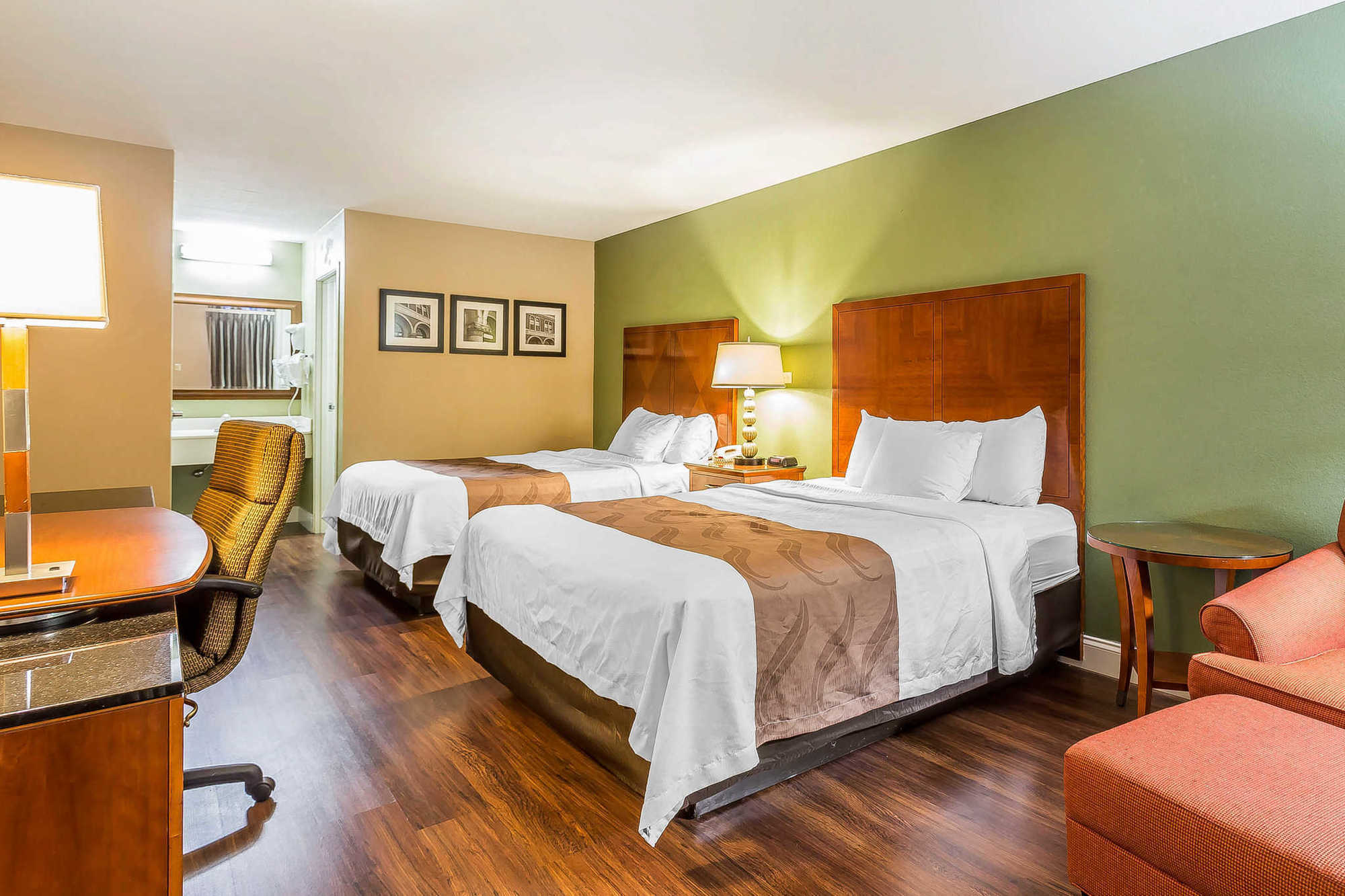 Quality Inn & Suites Near Robins Air Force Base Warner Robins Room photo