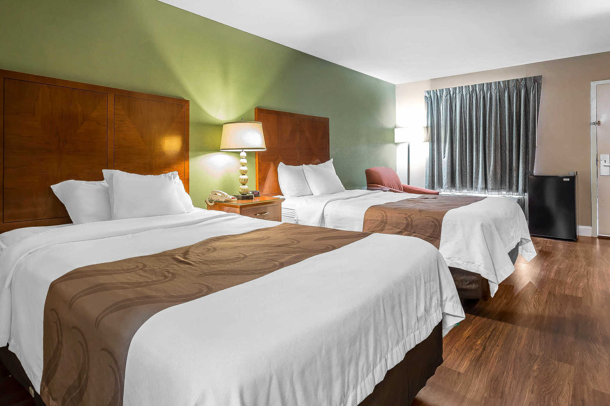 Quality Inn & Suites Near Robins Air Force Base Warner Robins Room photo