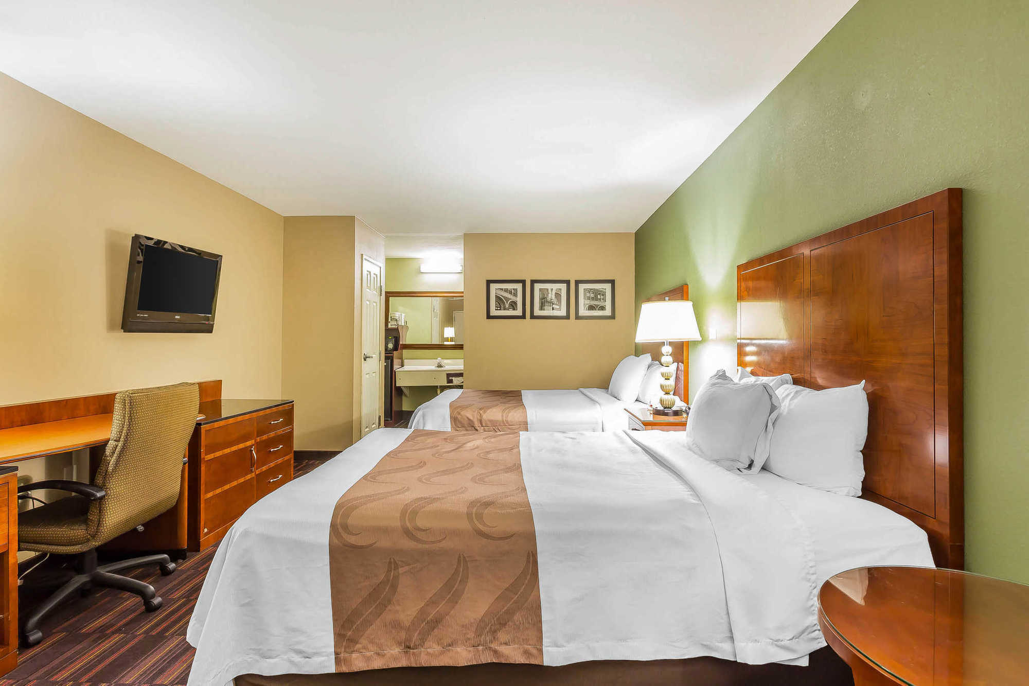 Quality Inn & Suites Near Robins Air Force Base Warner Robins Room photo
