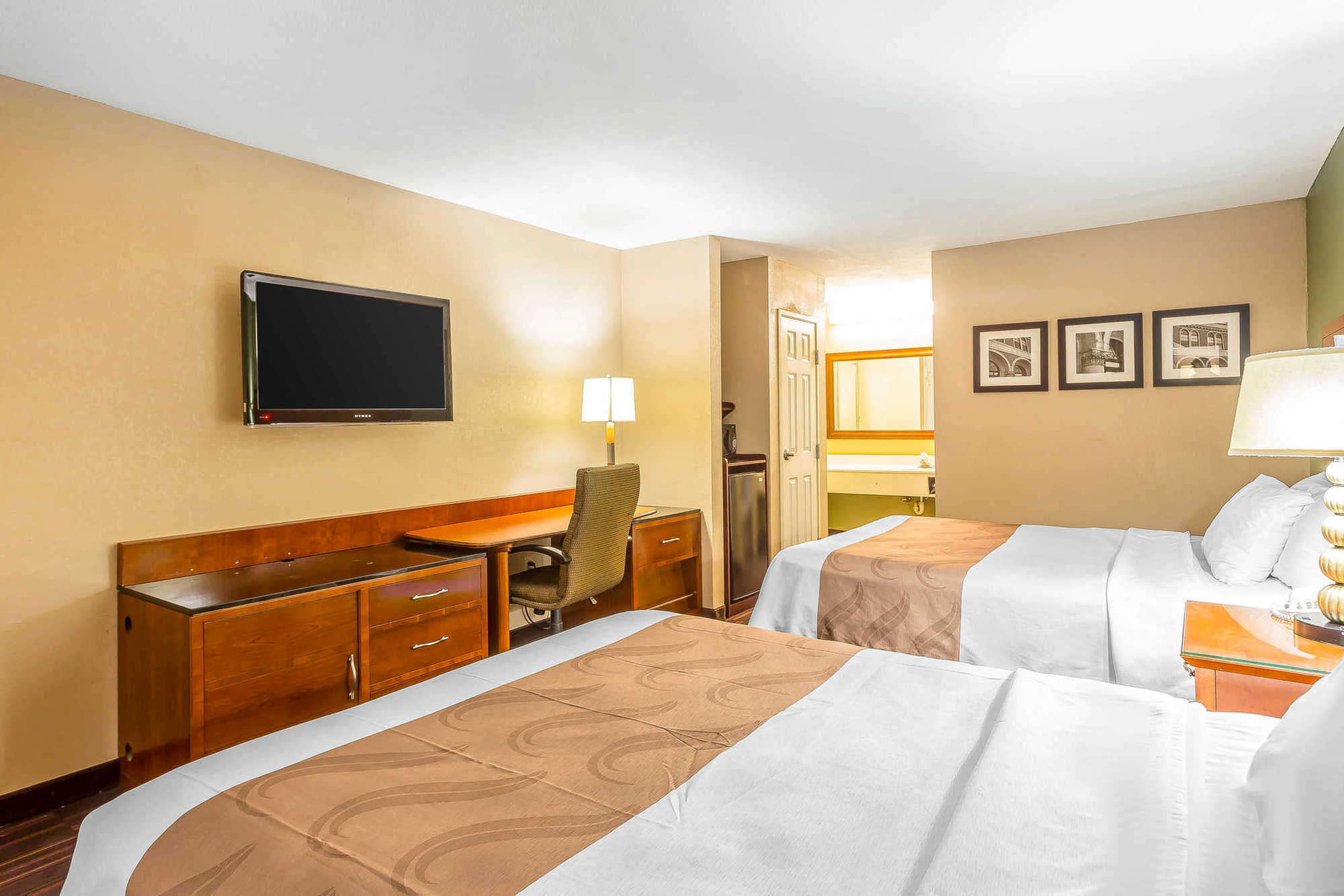 Quality Inn & Suites Near Robins Air Force Base Warner Robins Room photo